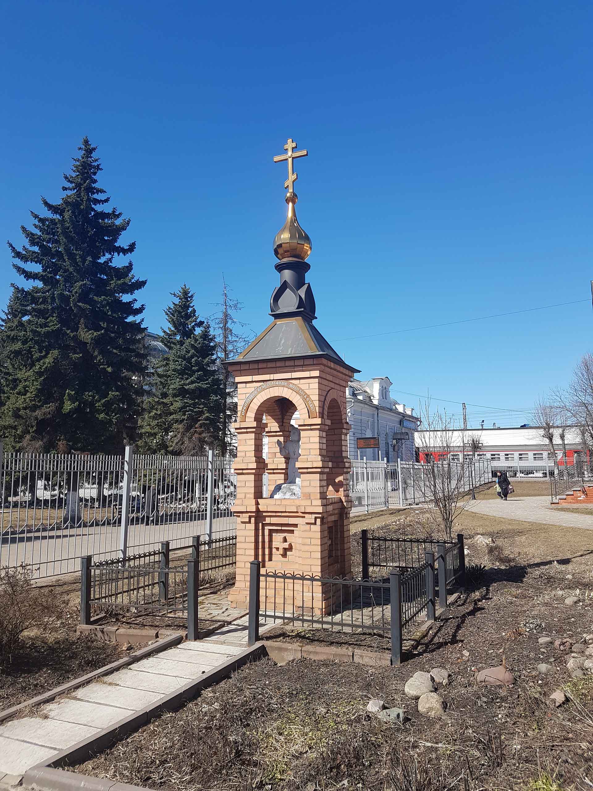 Александров, часовенный столб со скульптурой на территории Храма Преподобного Серафима Саровского